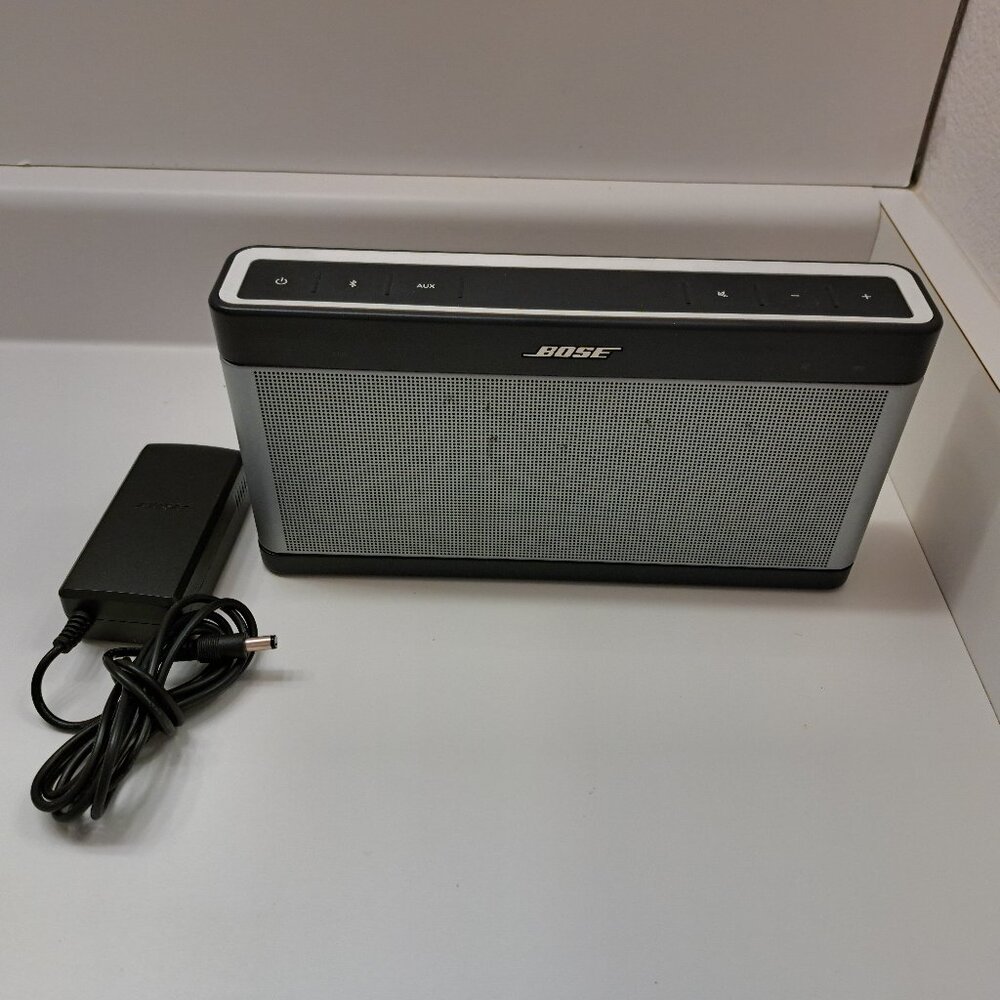 Bose SoundLink III Bluetooth Portable Speaker 414255 with Bose Charger - Tested